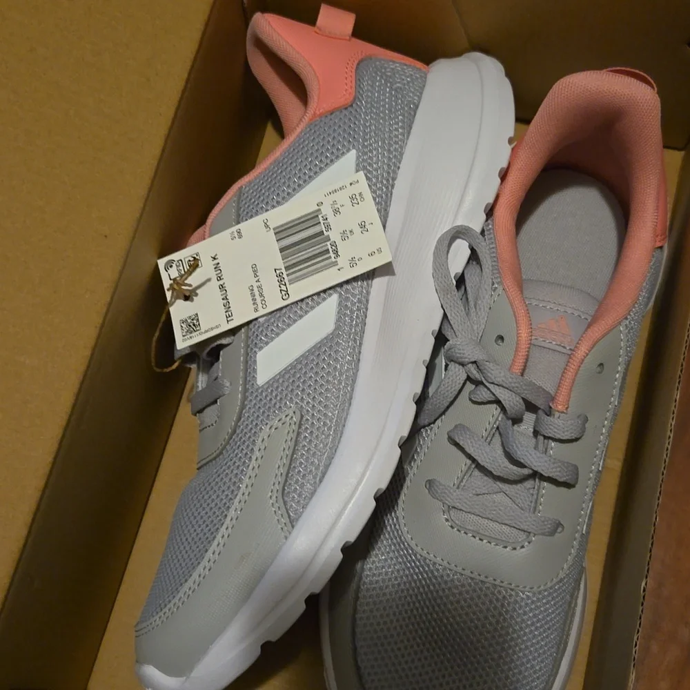 Adidas shoes - Picture 2 of 3